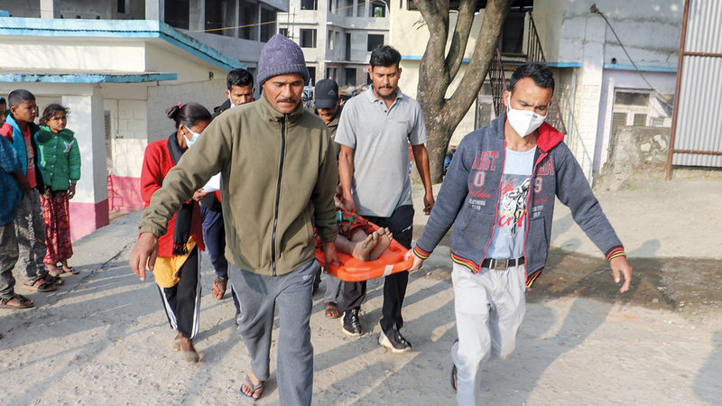 رجال الإسعاف ينتشلون المصابين.     إي.بي.إيه