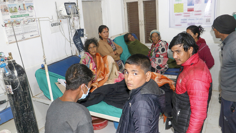 مصابون جراء الزلزال يتلقون العلاج في المستشفى.     إي.بي.إيه