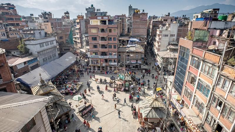 الزلزال أصاب سكان كاتماندو بالفزع ودفع كثيرين منهم للخروج من بيوتهم إلى الشوارع.    إي.بي.إيه