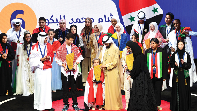 محمد بن راشد خلال تكريمه شام البكور في الحفل الختامي للدورة السادسة من «تحدي القراءة العربي». وام