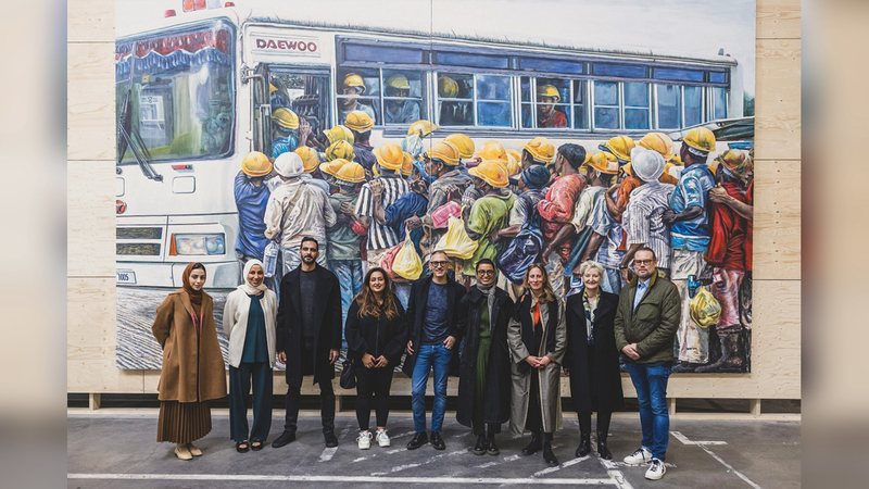 نورة الكعبي خلال جولتها في أروقة «بينالي ليون» للفنّ المعاصر. من المصدر