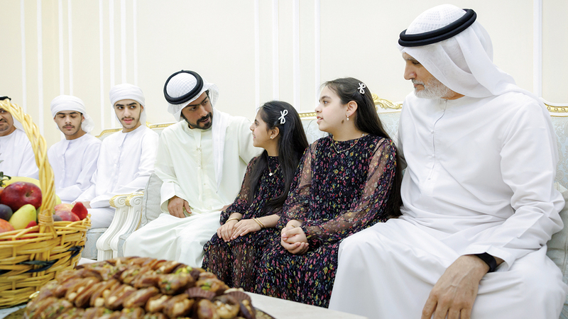 خليفة بن طحنون خلال زيارته منازل أسر الشهداء. وام