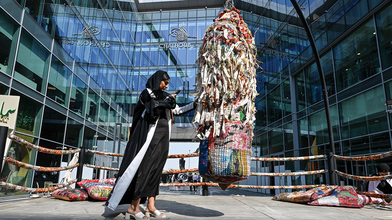 «حلبة الحياة» تم تصميمه من منسوجات مطرزة بأسلوب شاعري على شكل كيس الملاكمة، ومنح الزوار الفرصة لكتابة كلمة تغضبهم وتركها. الإمارات اليوم