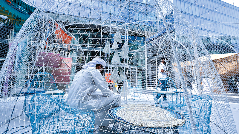 سارة الريس قدمت تصميماً شكلته من أقفاص الصيد التقليدية بعد أن أضافت إليها بعض اللمسات المعاصرة. تصوير: أشوك فيرما