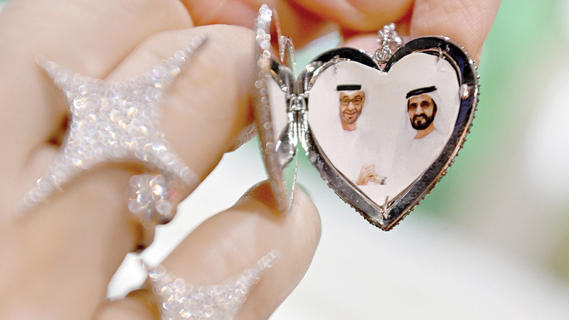 تصاميم متنوّعة عبرت عن حبها للإمارات وقيادتها. تصوير: إريك أرازاس