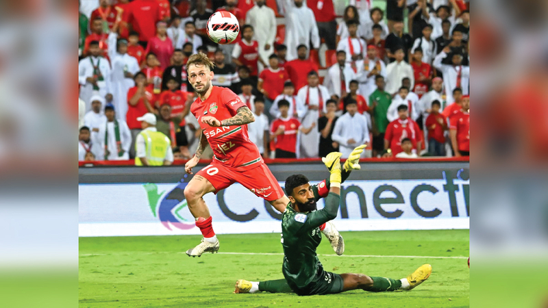 كارتابيا خلال تسجيله الهدف الثاني له والثالث لشباب الأهلي أمام النصر. تصوير: أسامة أبوغانم