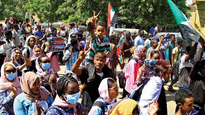 سودانيون خلال تظاهرة احتجاجية جنوب العاصمة الخرطوم. أ.ف.ب