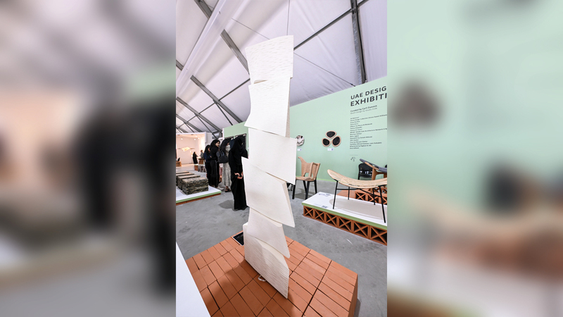 تصميم نورا يبدو في النهار منحوتة من الحجر المركب وفي المساء يتحوّل إلى قطعة إضاءة.  تصوير: باتريك كاستيلو