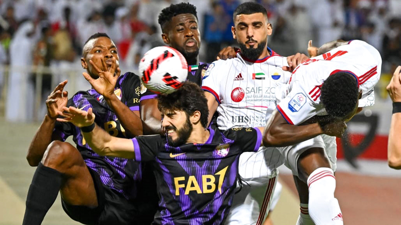 قتال هوائي على الكرة بين لاعبي العين والشارقة. تصوير: أسامة أبوغانم