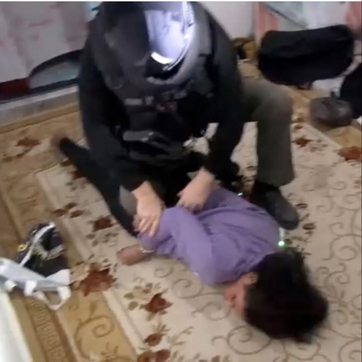 Мигранты в британии албанцы дерутся с. Задержание на 1 успенском шоссе. Задержаны 15 человек. Массовая драка мигрантов в калужской области. Задержаны 15 человек.