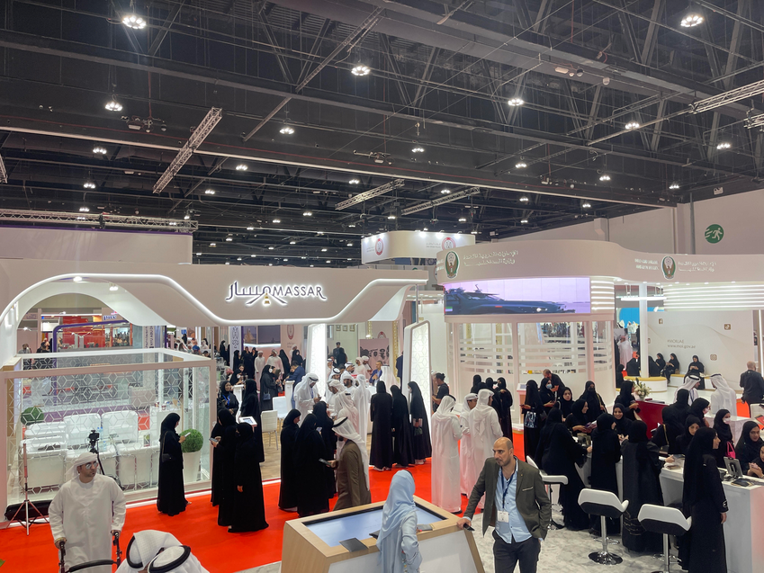 21,000 citizens register to attend the first day of the "Abu Dhabi