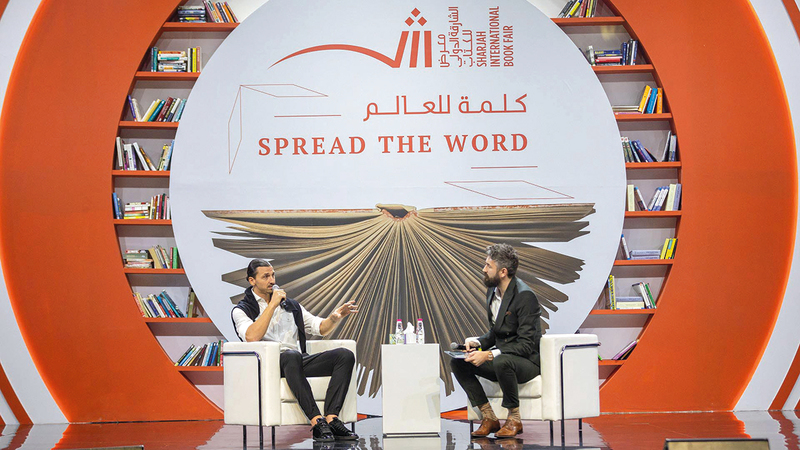 زلاتان حل ضيفاً على معرض الشارقة للكتاب. من المصدر