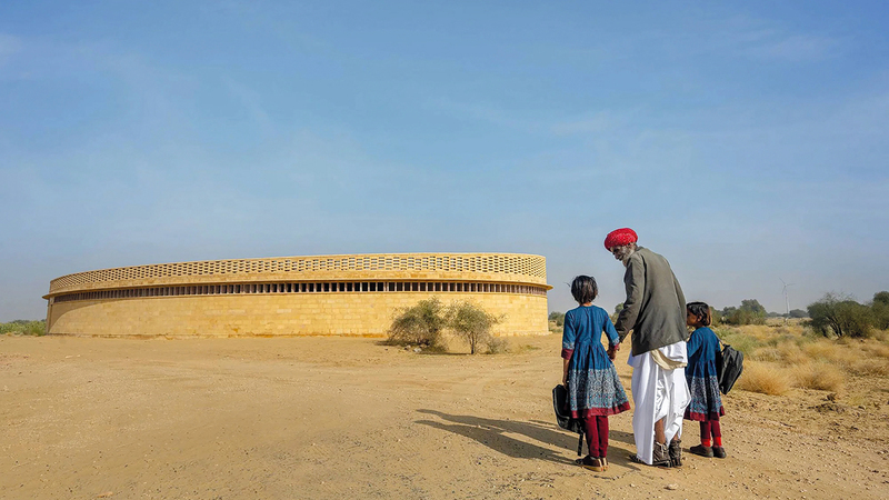 مهندسة أمريكية تصمم مدرسة في صحراء #الهند دون تكييف