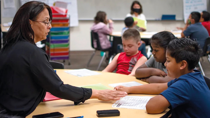 يتحمّل المدرسون عبئاً إضافياً لتدريس عدد كبير من الطلاب بسبب قلة عددهم وكثرة الفصول.أرشيفية