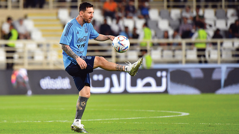 ميسي في مران منتخب الأرجنتين بأبوظبي أمس.  تصوير: إريك أرازاس