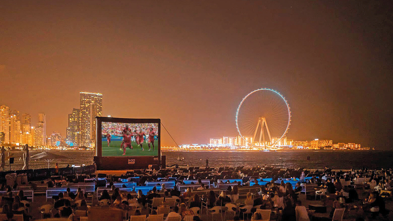 الجماهير تترقب متابعة مباريات كأس العالم أمام الشاشات الضخمة في دبي. من المصدر