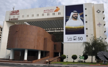 الصورة: «بلدية دبي» تلغي الكمامة لعمال المؤسسات الغذائية والمقاهي