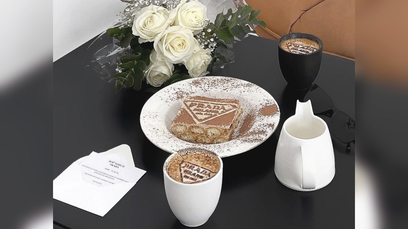 شراكات مع علامات أزياء وفنون عالمية.   من المصدر