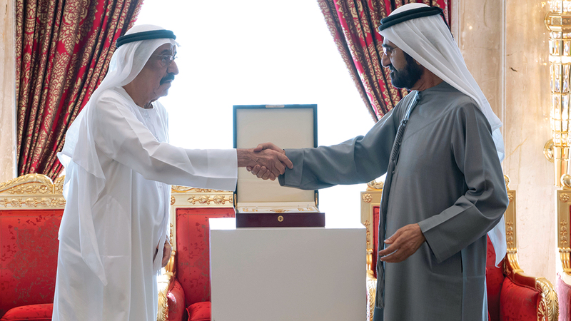 محمد بن راشد خلال تكريم الفائزين بـ «جائزة دبي التقديرية لخدمة المجتمع».   وام