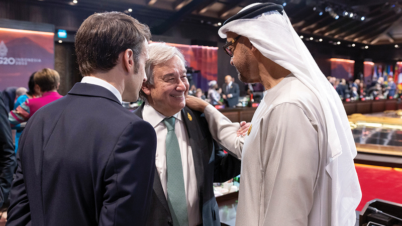 رئيس الدولة خلال لقائه على هامش القمة مع الأمين العام للأمم المتحدة أنطونيو غوتيريش والرئيس الفرنسي إيمانويل ماكرون.   وام