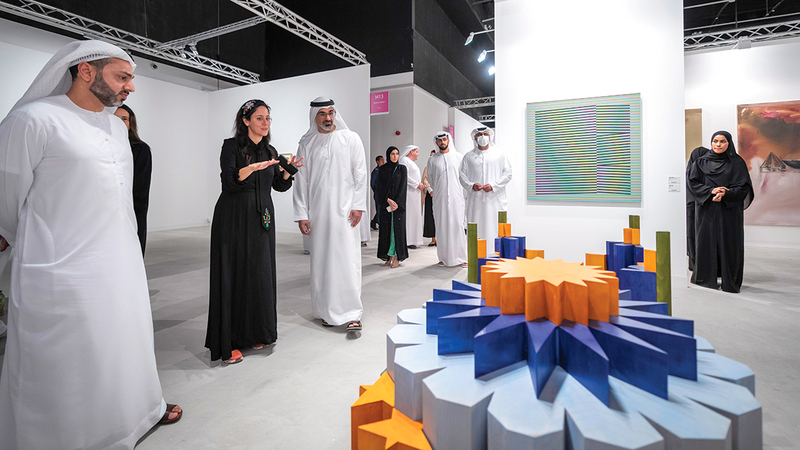 خالد بن محمد خلال جولته في أروقة فن أبوظبي.   وام