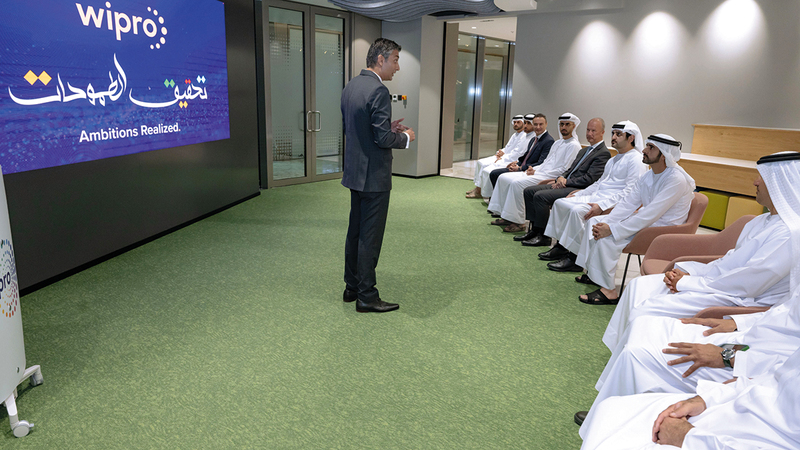 حمدان بن محمد ومكتوم بن محمد خلال زيارة المقر الإقليمي لشركة «ويبرو».   وام