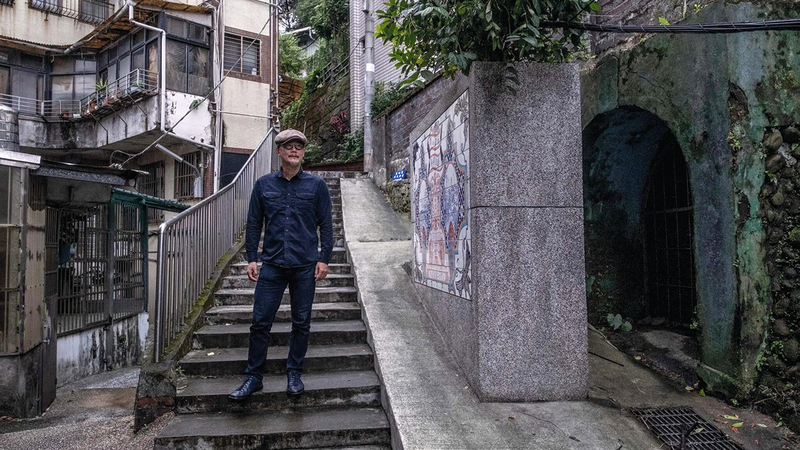 بوابة أحد المخابئ تم تزيينها أخيراً.   أرشيفية - «نيويورك تايمز».