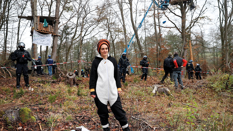 النشطاء احتلوا المكان الذي خصصته الحكومة الألمانية لشق الطريق.   غيتي