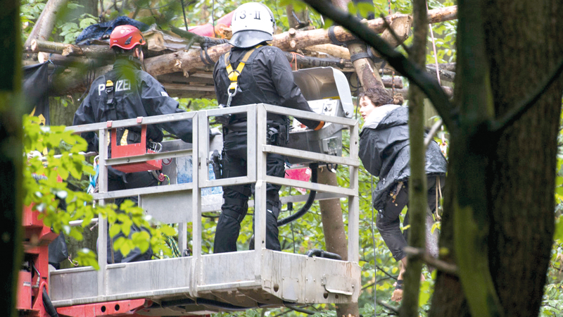 رجال الشرطة يحاولون إجلاء النشطاء عن المكان.   رويترز