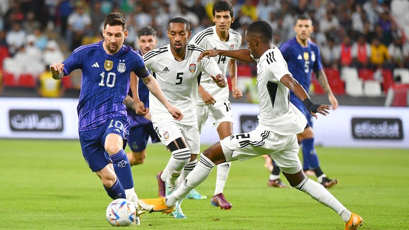 الحمادي يحاول إيقاف تقدم ميسي خلال المباراة الودية أمس.   تصوير: إريك أرازاس