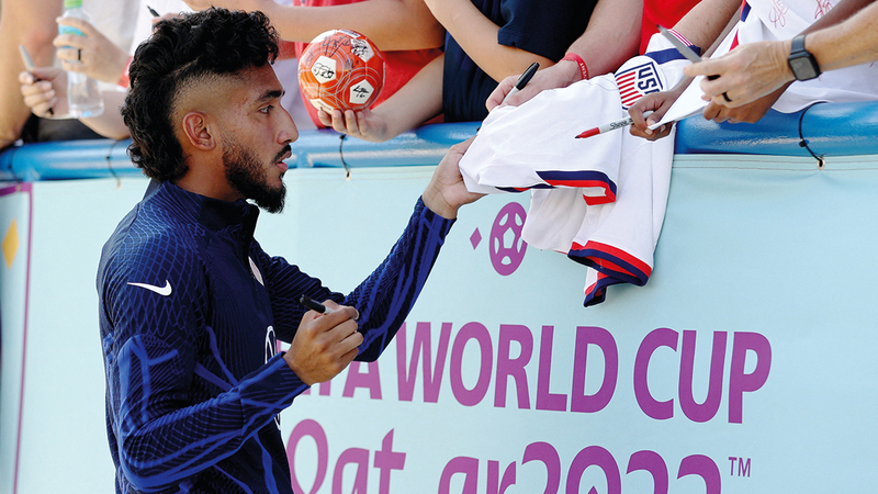 لاعب المنتخب الأميركي خيسوس فيريرا يوقع للجماهير بعد الوصول إلى قطر.    رويترز