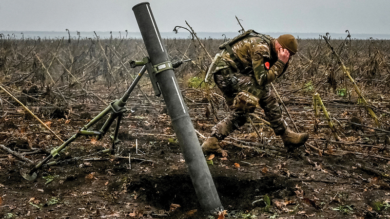 جندي أوكراني يطلق قذائف على المواقع الروسية عند نقاط التماس وسط أجواء غير مبشرة بحل قريب. رويترز
