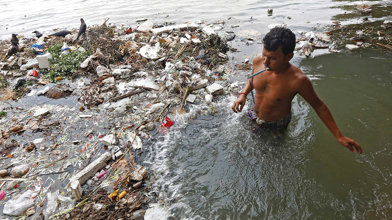 مياه نهر الغانغ تعاني التلوث والملوحة بسبب ارتفاع درجة الحرارة.  رويترز