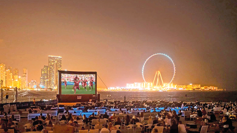 شاشات ضخمة مزودة بتقنية الصوت رباعي الأبعاد في دبي ستنقل المشاهدين لأجواء المباريات. من المصدر
