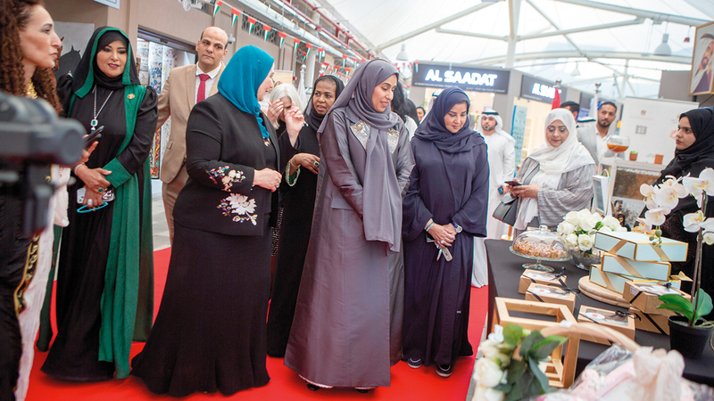 حصة بوحميد تفقدت مشروعات متناهية الصغر مشاركة في الجناح.  وام