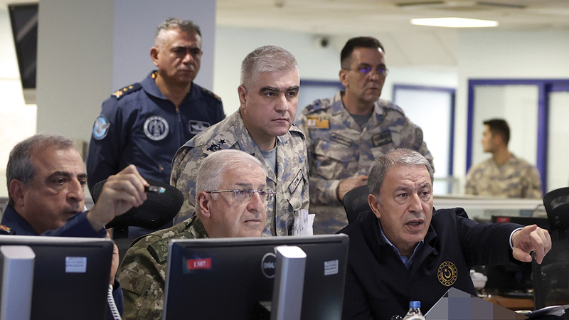 وزير الدفاع التركي يتابع العملية العسكرية في مركز قيادة القوات الجوية بأنقرة. أ.ب