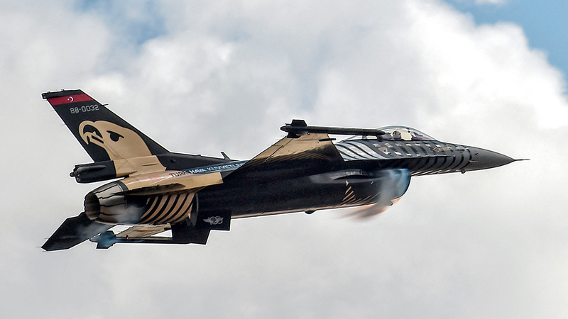 صورة لمقاتلة من طراز «إف-16» نشرتها وزارة الدفاع التركية وكتب عليها عبارة «وقت الرد». أرشيفية