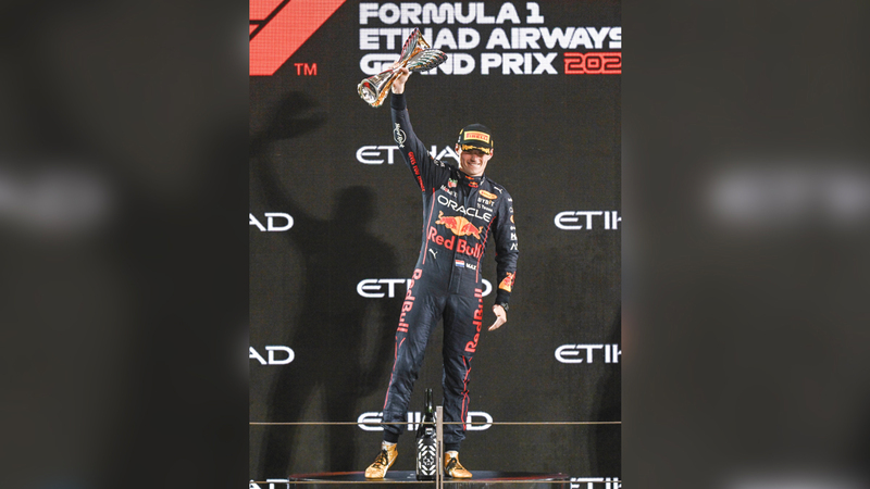 الهولندي فيرشتابين خلال الاحتفال بلقب الجائزة الكبرى. تصوير: باتريك كاستيلو