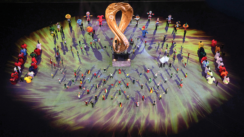 راقصون يؤدون عرضاً خلال حفل الافتتاح في استاد البيت في الخور شمال الدوحة. أ.ف.ب