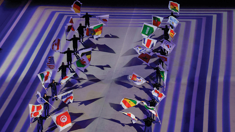 عرض بالأعلام خلال حفل الافتتاح قبل انطلاق أولى مباريات كأس العالم. أ.ف.ب