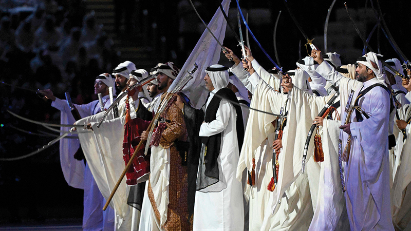راقصون يؤدون عرضاً يعبر عن التراث القطري والخليجي خلال حفل الافتتاح. أ.ف.ب
