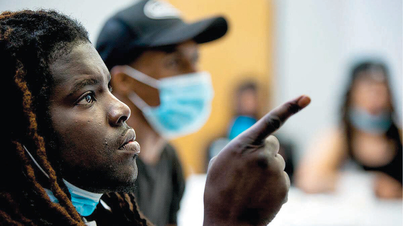 تولير يقدم النصح لأفراد العصابات. من المصدر