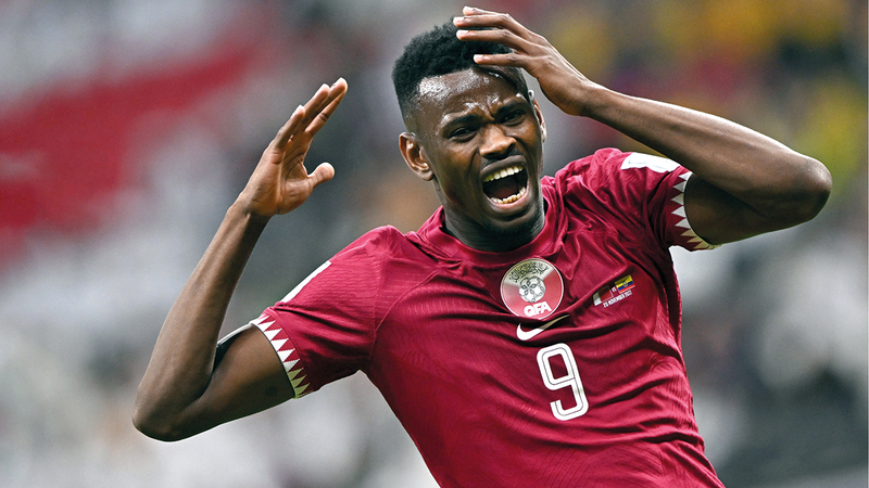 لاعب قطر محمد مونتاري يتحسر على الخسارة. إي.بي.إيه