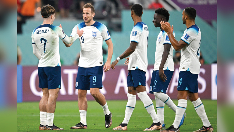 لاعبو إنجلترا يحتفلون بالفوز الكبير على إيران. أ.ف.ب