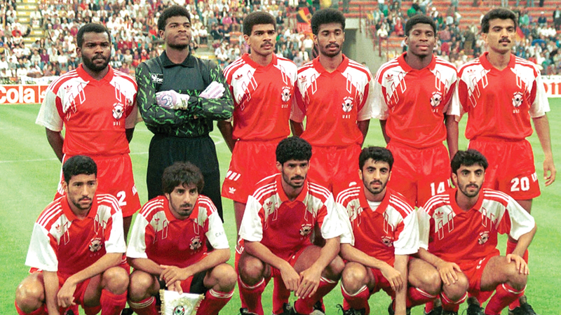 خالد اسماعيل (يسار الحارس) مع منتخب الإمارات المشارك في مونديال 1990.   من المصدر