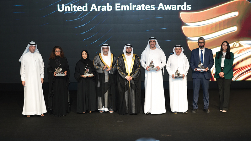 راشد بن حمدان خلال تكريم الفائزين بالجائزة.   من المصدر