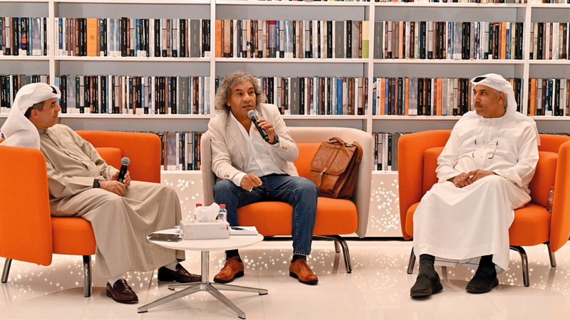 عادل خزام ويوسف أبولوز في الجلسة الحوارية حول المقالة الأدبية.   من المصدر