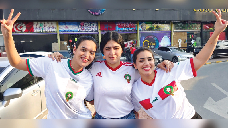 جانب من مشجعات المنتخب المغربي خلال لقاء «أسود الأطلس» أمس أمام كرواتيا.   تصوير: أسامة أبوغانم