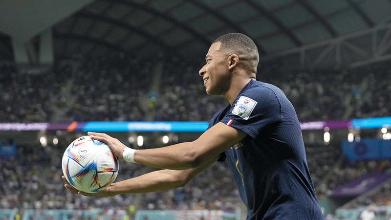 فرنسا أعلنت عن نفسها بقوة خلال الفوز برباعية على أستراليا.. وفي الصورة مبابي خلال الاحتفال بهدفه.    أ.ب