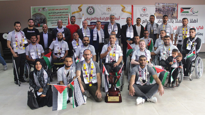 بعثة منتخب الفدائي الفلسطيني تحتفل بكأس البطولة.   الإمارات اليوم